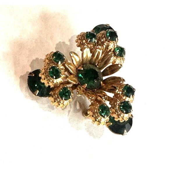 VINTAGE MCM 1.25" EMERALD GREEN RHINESTONES RIVETED GOLD FLORAL PIN BROOCH EUC - Picture 5 of 6